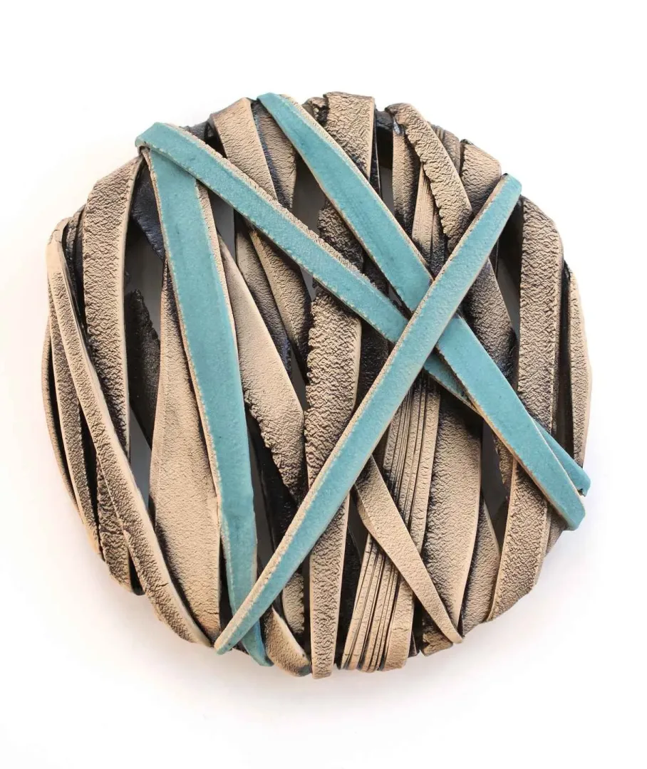 yakınlaştır "Bağ" eseri GÜLİZ KORKMAZ tarafından 2020 yılında 25x25x6 cm ölçülerinde Stoneware Elle şekillendirme seramik 1200°C tekniği ile yapılmıştır.