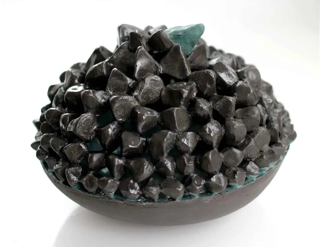 yakınlaştır "Bir" eseri GÜLİZ KORKMAZ tarafından 2020 yılında 18x18x14 cm ölçülerinde Stoneware Elle şekillendirme seramik 1200°C tekniği ile yapılmıştır.