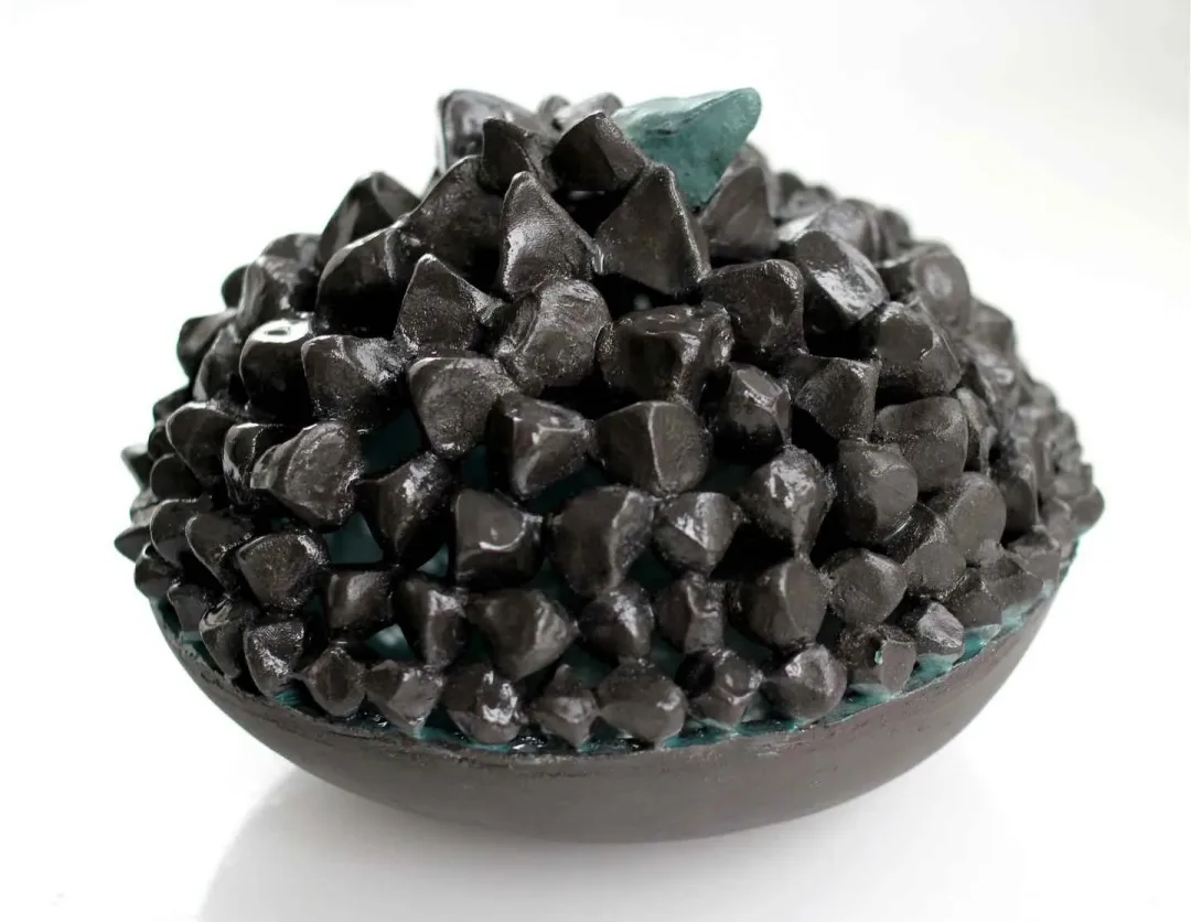 yakınlaştır "Bir" eseri GÜLİZ KORKMAZ tarafından 2020 yılında 18x18x14 cm ölçülerinde Stoneware Elle şekillendirme seramik 1200°C tekniği ile yapılmıştır.