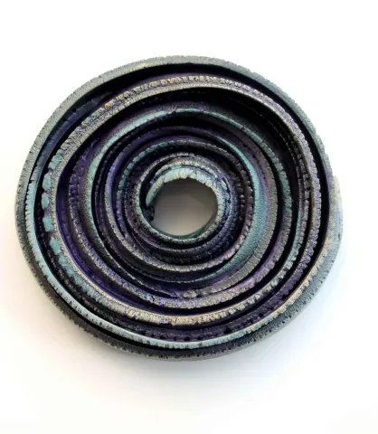 GÜLİZ KORKMAZ — “Dip”, 2020 "Dip" eseri GÜLİZ KORKMAZ tarafından 2020 yılında 15x15x3 cm ölçülerinde Stoneware Elle şekillendirme seramik 1200°C tekniği ile yapılmıştır.