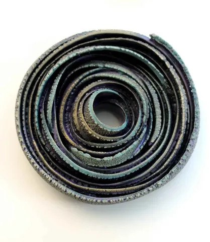 GÜLİZ KORKMAZ — “Dip”, 2020 "Dip" eseri GÜLİZ KORKMAZ tarafından 2020 yılında 18x18x4 cm ölçülerinde Stoneware Elle şekillendirme seramik 1200°C tekniği ile yapılmıştır.
