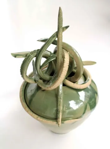 GÜLİZ KORKMAZ — “Döngü”, 2020 "Döngü" eseri GÜLİZ KORKMAZ tarafından 2020 yılında 12x12x25 cm ölçülerinde Stoneware Elle şekillendirme seramik 1200°C tekniği ile yapılmıştır.
