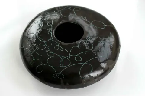 "Rüzgar" eseri GÜLİZ KORKMAZ tarafından 2020 yılında 25x25x8 cm ölçülerinde Stoneware Elle şekillendirme seramik 1200°C tekniği ile yapılmıştır.