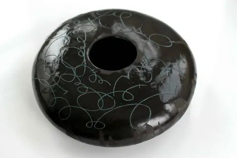 GÜLİZ KORKMAZ — “Rüzgar”, 2020 "Rüzgar" eseri GÜLİZ KORKMAZ tarafından 2020 yılında 25x25x8 cm ölçülerinde Stoneware Elle şekillendirme seramik 1200°C tekniği ile yapılmıştır.