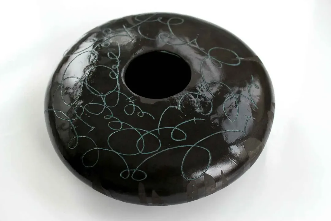 yakınlaştır "Rüzgar" eseri GÜLİZ KORKMAZ tarafından 2020 yılında 25x25x8 cm ölçülerinde Stoneware Elle şekillendirme seramik 1200°C tekniği ile yapılmıştır.