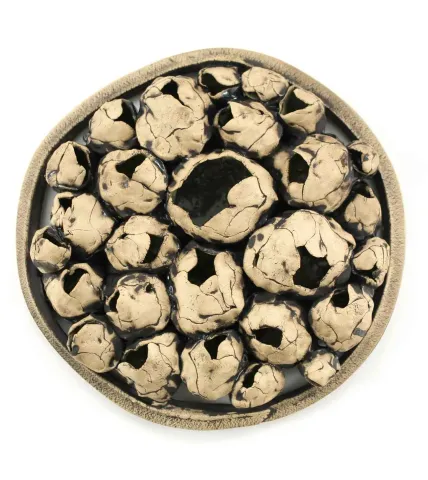 GÜLİZ KORKMAZ — “Soluk”, 2020 "Soluk" eseri GÜLİZ KORKMAZ tarafından 2020 yılında 27x27x7 cm ölçülerinde Stoneware Elle şekillendirme seramik 1200°C tekniği ile yapılmıştır.