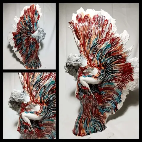 "Ateşin Dansı" eseri ORÇUN İLTER tarafından 2021 yılında 70x40x15 cm ölçülerinde Serbest elle şekillendirme stoneware 1180°C tekniği ile yapılmıştır.