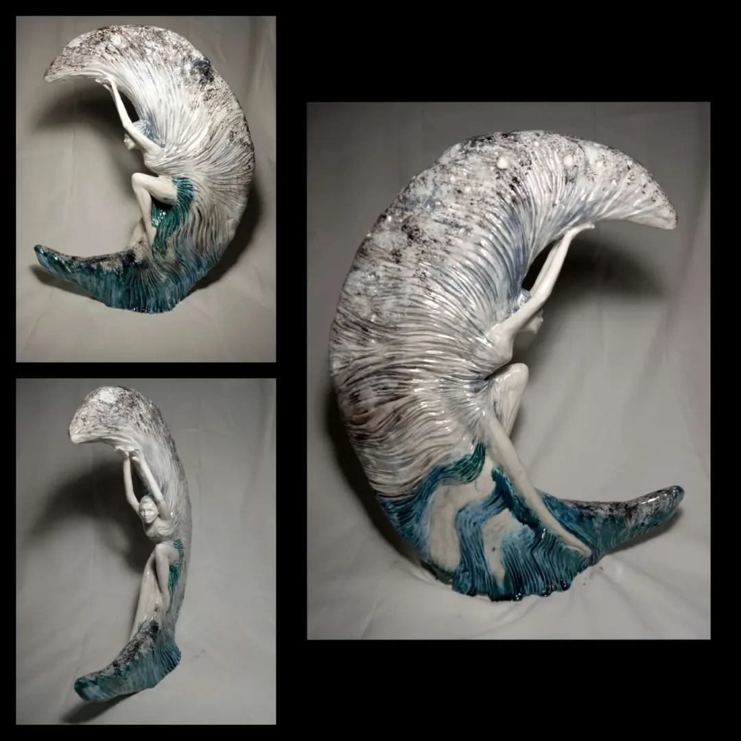 yakınlaştır "Ay Dansı" eseri ORÇUN İLTER tarafından 2021 yılında 70x45x15 cm ölçülerinde Serbest elle şekillendirme stoneware 1180°C tekniği ile yapılmıştır.
