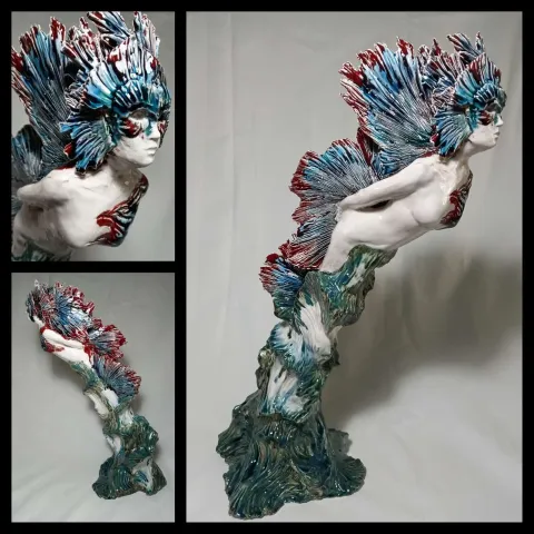 "Derinliklerin Dansı" eseri ORÇUN İLTER tarafından 2021 yılında 70x40x24 cm ölçülerinde Serbest elle şekillendirme stoneware 1180°C tekniği ile yapılmıştır.