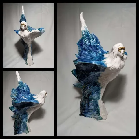 "Suyun Dansı" eseri ORÇUN İLTER tarafından 2021 yılında 72x36x25 cm ölçülerinde Serbest elle şekillendirme stoneware 1180°C tekniği ile yapılmıştır.