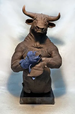 "Gök Boğası" eseri BUĞRA ÖZER tarafından 67x36x30 cm ölçülerinde Stoneware Kil, Serbest Elle Şekillendirme, 1150°C tekniği ile yapılmıştır.