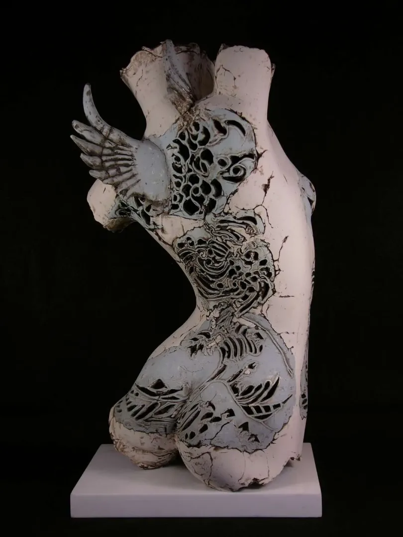 yakınlaştır "Kanatlar" eseri MİNE POYRAZ tarafından 2021 yılında 57x36x32 cm ölçülerinde Seramik 1200° Ajur Tekniği tekniği ile yapılmıştır.