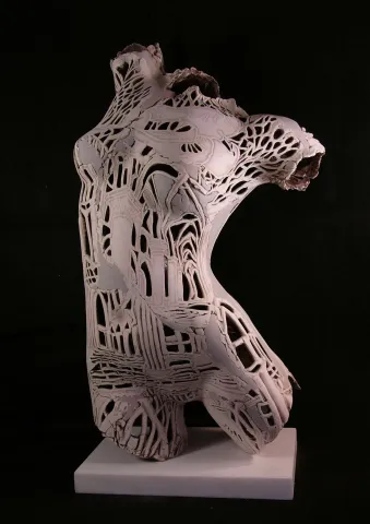 "Tors" eseri MİNE POYRAZ tarafından 2021 yılında 66x40x28 cm ölçülerinde Seramik tekniği ile yapılmıştır.