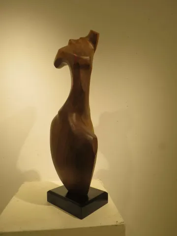 "isimsiz" eseri AZİMET KARAMAN tarafından 2020 yılında 78x22x28 cm ölçülerinde Ahşap Yontma Ceviz tekniği ile yapılmıştır.