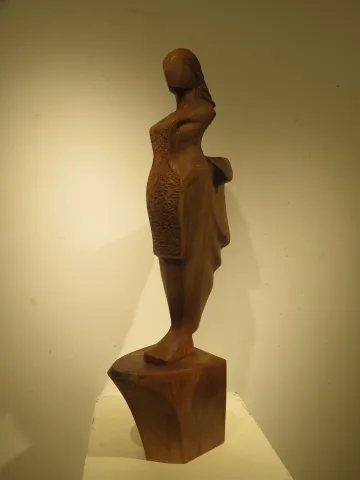 "Cevız - Kadın Duruşu" eseri AZİMET KARAMAN tarafından 2021 yılında 101x19x44 cm ölçülerinde Ahşap Yontma Ceviz tekniği ile yapılmıştır.