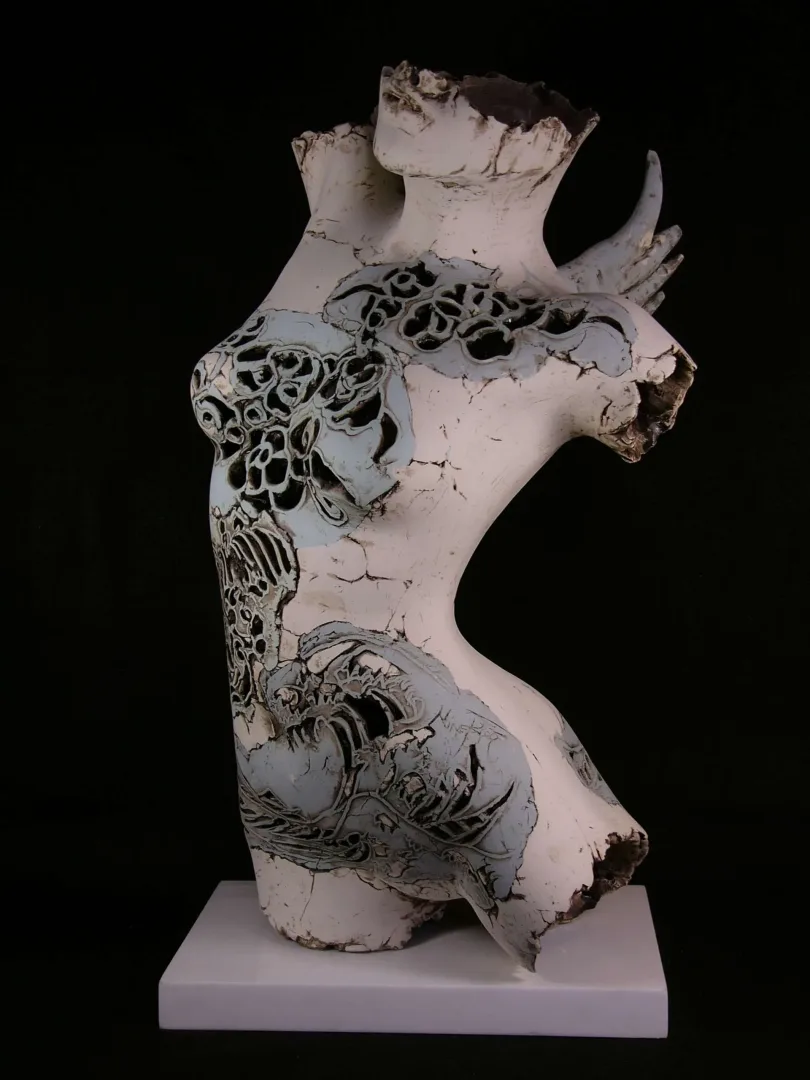 MİNE POYRAZ — “Kanatlar”, 2021 "Kanatlar" eseri MİNE POYRAZ tarafından 2021 yılında 57x36x32 cm ölçülerinde Seramik 1200° Ajur Tekniği tekniği ile yapılmıştır.
