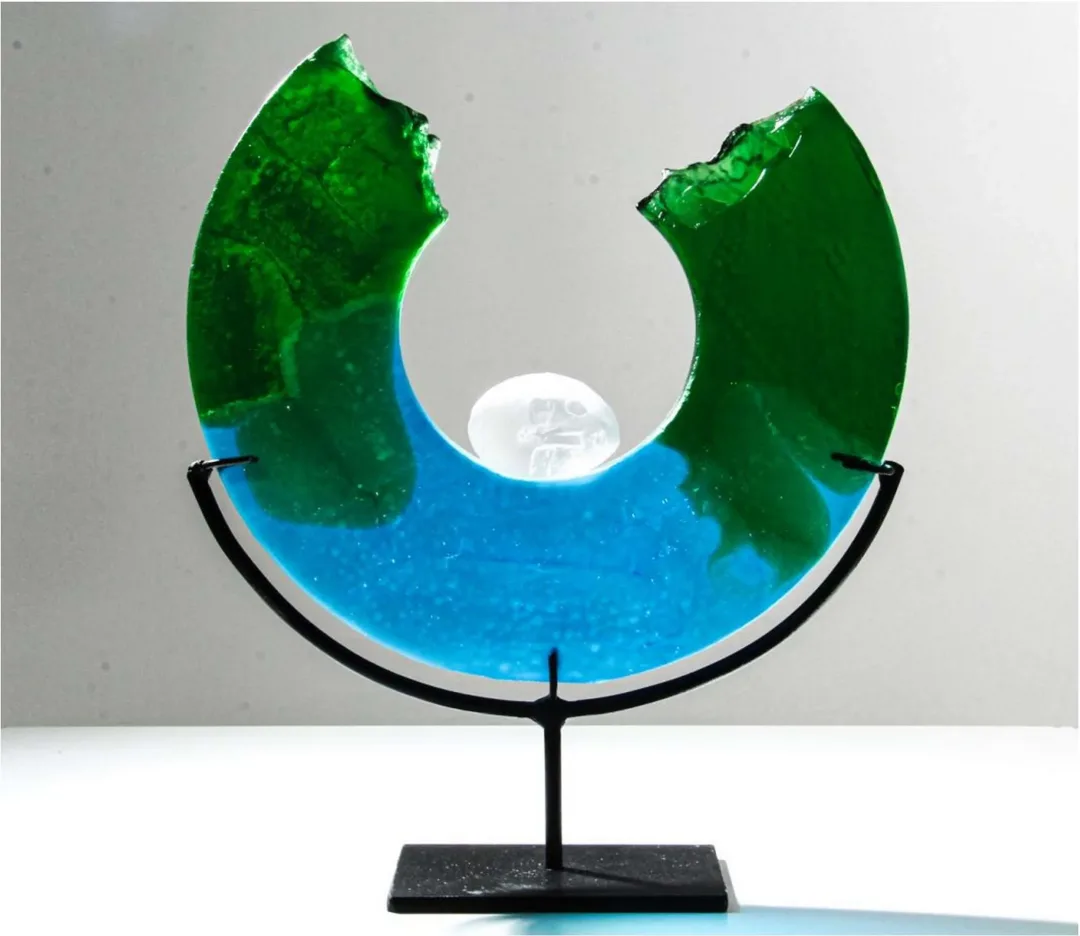 yakınlaştır "World" eseri HALE FERİHA HENDEKCİGİL tarafından 2021 yılında 25x29x10 cm ölçülerinde Cam Döküm tekniği ile yapılmıştır.
