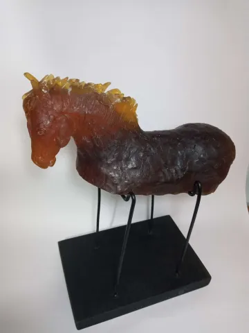 "At" eseri AHMET MERT ERTÜRK tarafından 2021 yılında 23x8x10 cm ölçülerinde Kalıpla Şekillendirme tekniği ile yapılmıştır.