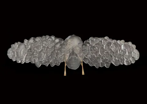 "A thousand eyes" eseri HALE FERİHA HENDEKCİGİL tarafından 2021 yılında 18x69x12 cm ölçülerinde Cam Döküm tekniği ile yapılmıştır.