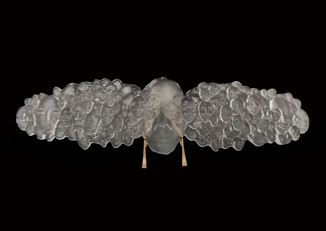 "A thousand eyes" eseri HALE FERİHA HENDEKCİGİL tarafından 2021 yılında 18x69x12 cm ölçülerinde Cam Döküm tekniği ile yapılmıştır.