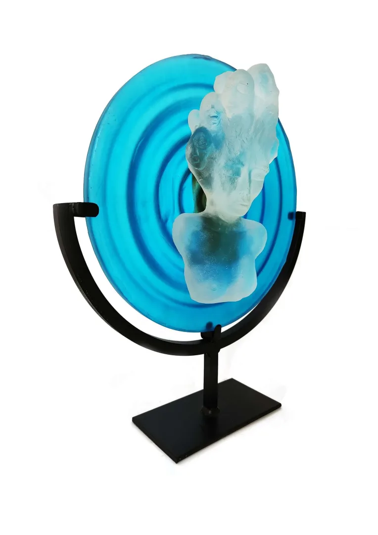 yakınlaştır "The circle" eseri HALE FERİHA HENDEKCİGİL tarafından 2021 yılında 38x33x8 cm ölçülerinde Cam Döküm tekniği ile yapılmıştır.