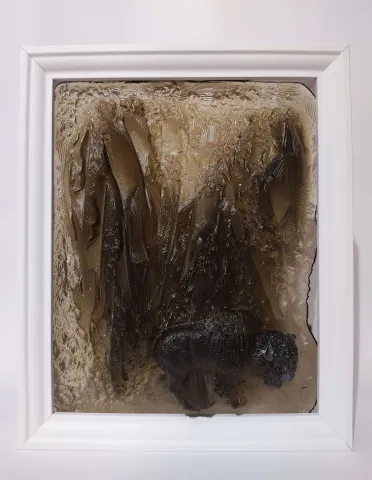 "Kayalık" eseri MURAT PAKTUR tarafından 2021 yılında 28x23 cm ölçülerinde Kalıpla Şekillendirme tekniği ile yapılmıştır.