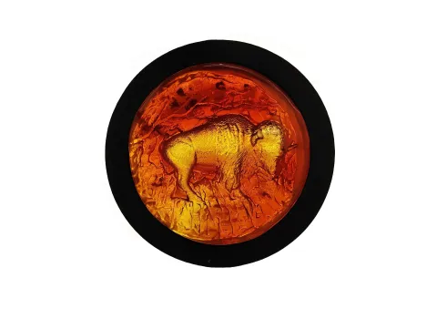 "Bizon Amber" eseri MURAT PAKTUR tarafından 2021 yılında 18x18 cm ölçülerinde Kalıpla Şekillendirme tekniği ile yapılmıştır.