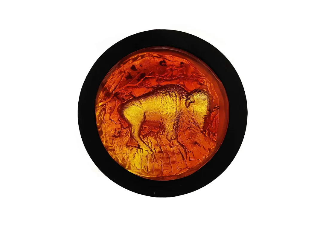 yakınlaştır "Bizon Amber" eseri MURAT PAKTUR tarafından 2021 yılında 18x18 cm ölçülerinde Kalıpla Şekillendirme tekniği ile yapılmıştır.