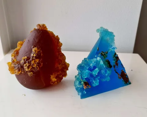 "Deconstruction Series - I" eseri ECEM KÜPELİ tarafından 2020 yılında 8x8x8 cm ölçülerinde Kalıpla Şekillendirme tekniği ile yapılmıştır.