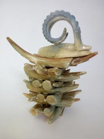 Bu eser AYŞE ERGÜNER tarafından 2021 yılında 24x20x26 cm ölçülerinde stoneware çamur, 1240°C, sırlı pişirim tekniği ile yapılmıştır.