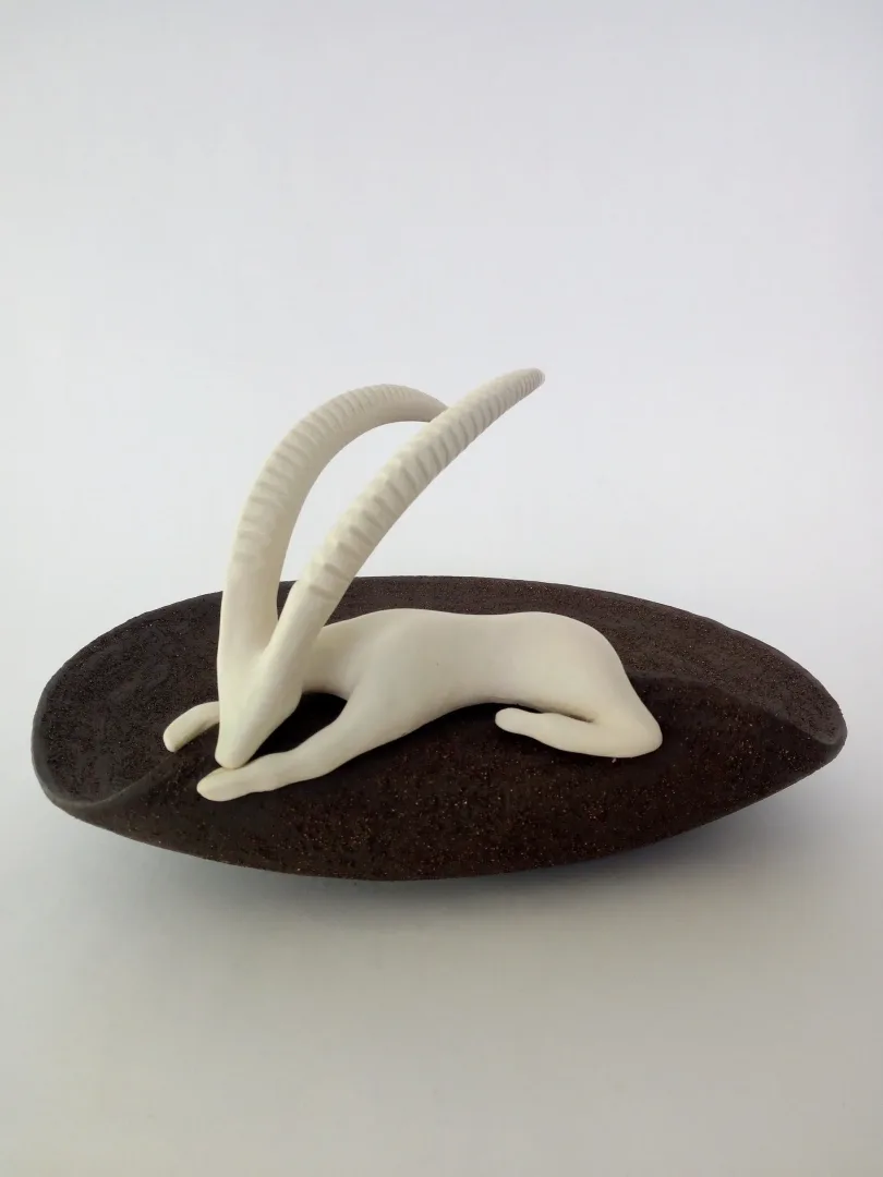Bu eser AYŞE ERGÜNER tarafından 2019 yılında 27x24x16 cm ölçülerinde siyah çamur, porselen çamur, 1240°C, sırlı pişirim tekniği ile yapılmıştır.