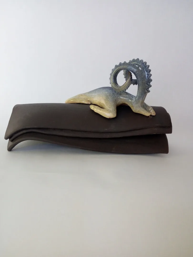 Bu eser AYŞE ERGÜNER tarafından 2021 yılında 36x17x20 cm ölçülerinde siyah çamur, porselen çamur, 1240°C, sırlı pişirim tekniği ile yapılmıştır.