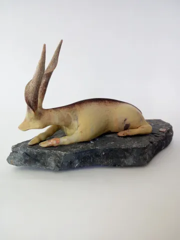 Bu eser AYŞE ERGÜNER tarafından 2015 yılında 40x21x21 cm ölçülerinde beyaz çamur, 1040°C, sırlı pişirim tekniği ile yapılmıştır.