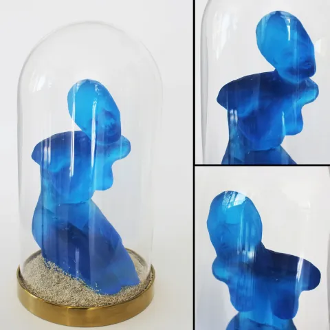 "Prisoner" eseri HALE FERİHA HENDEKCİGİL tarafından 2021 yılında 26x13x13 cm ölçülerinde Cam döküm, Sıcak cam üfleme fanus, Bronz tabaka tekniği ile yapılmıştır.