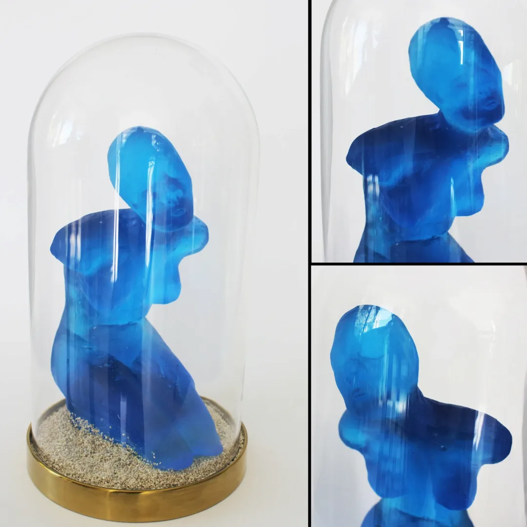 yakınlaştır "Prisoner" eseri HALE FERİHA HENDEKCİGİL tarafından 2021 yılında 26x13x13 cm ölçülerinde Cam döküm, Sıcak cam üfleme fanus, Bronz tabaka tekniği ile yapılmıştır.