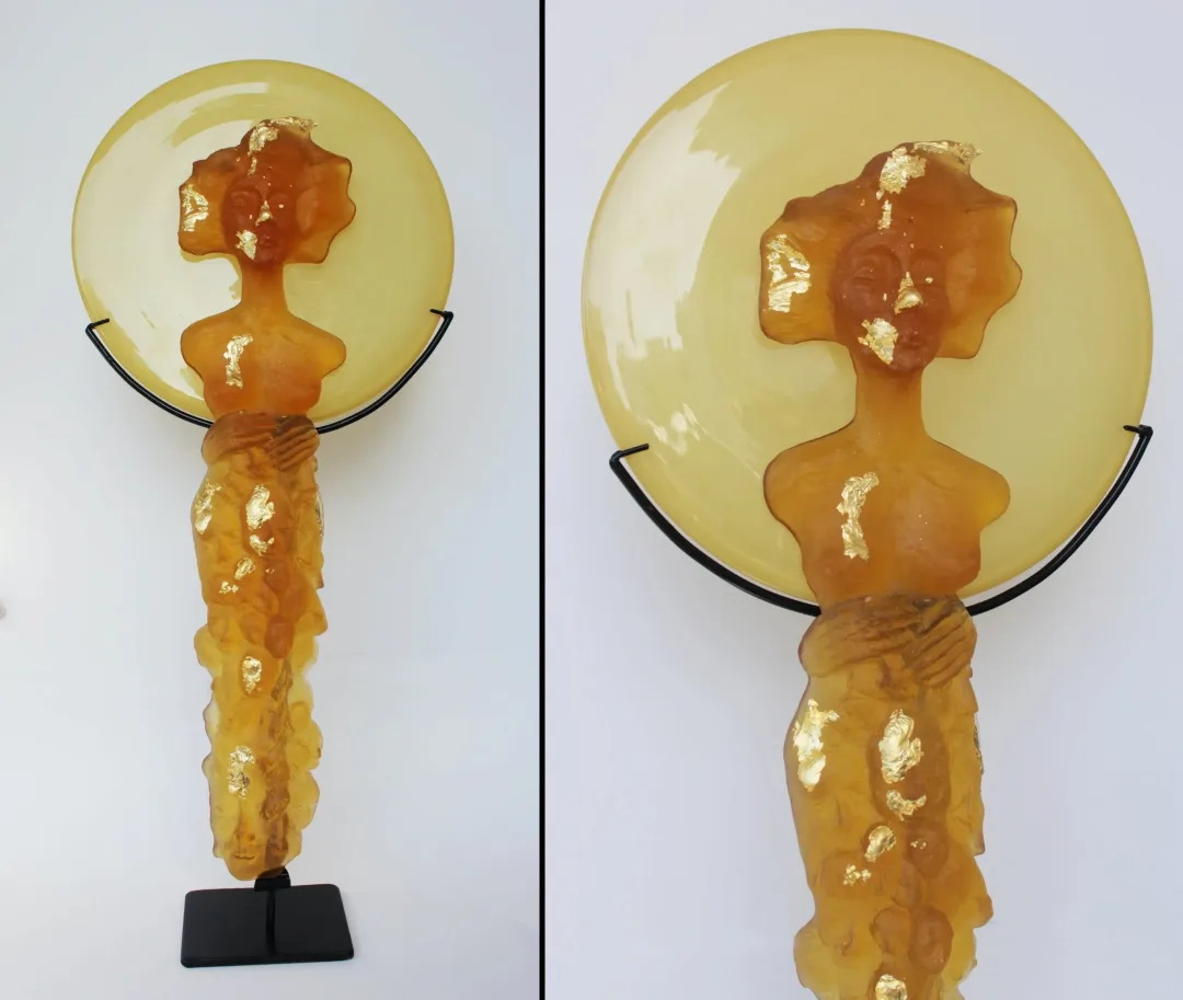 yakınlaştır "Waiting" eseri HALE FERİHA HENDEKCİGİL tarafından 2021 yılında 32x23x6 cm ölçülerinde Cam döküm, Altın varak tekniği ile yapılmıştır.