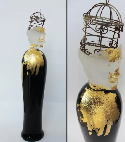 "Dervishes" eseri HALE FERİHA HENDEKCİGİL tarafından 2021 yılında 55x10x25 cm ölçülerinde Cam döküm, Metal kafes, Altın varak tekniği ile yapılmıştır.