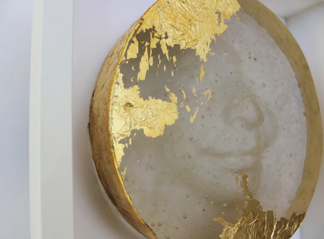 "Gold" eseri HALE FERİHA HENDEKCİGİL tarafından 2021 yılında 27x27x6 cm ölçülerinde Cam döküm, Ahşap çerçeve, Altın varak tekniği ile yapılmıştır.