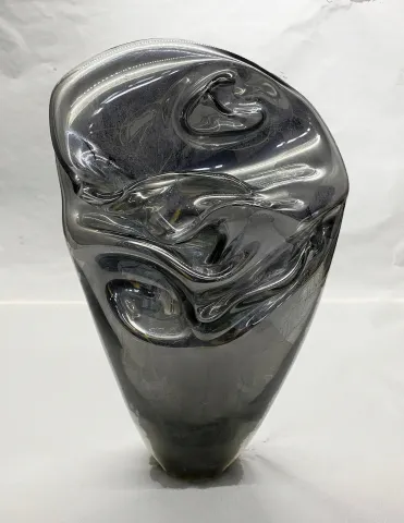 "İnflatable" eseri UFUK AKBEY tarafından 2021 yılında 35x23x21 cm ölçülerinde Sıcak cam serbest şekillendirme tekniği ile yapılmıştır.