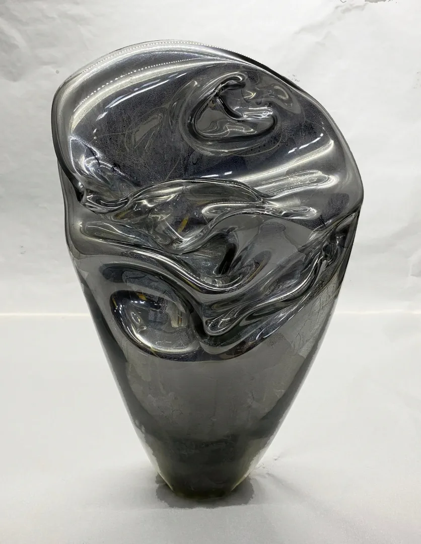 yakınlaştır "İnflatable" eseri UFUK AKBEY tarafından 2021 yılında 35x23x21 cm ölçülerinde Sıcak cam serbest şekillendirme tekniği ile yapılmıştır.