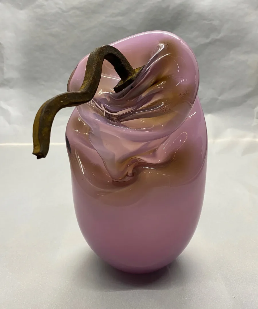 "İnflatable" eseri UFUK AKBEY tarafından 2021 yılında 29x18x15 cm ölçülerinde Sıcak cam serbest şekillendirme tekniği ile yapılmıştır.