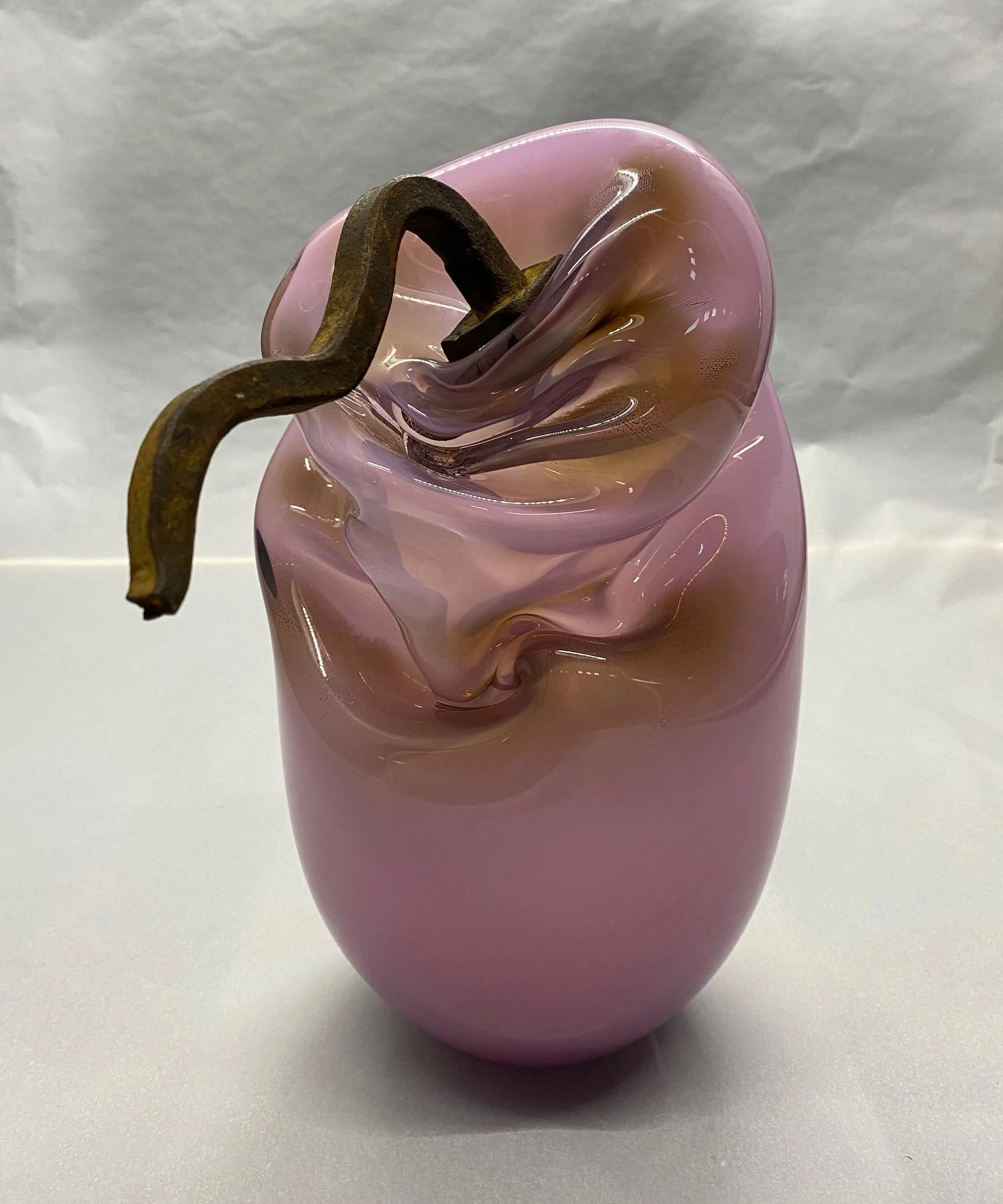"İnflatable" eseri UFUK AKBEY tarafından 2021 yılında 29x18x15 cm ölçülerinde Sıcak cam serbest şekillendirme tekniği ile yapılmıştır.