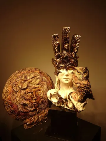 "Athena" eseri ORÇUN İLTER tarafından 2020 yılında 70x30x20 cm ölçülerinde Seramik elle şekillendirme 1200°C tekniği ile yapılmıştır.