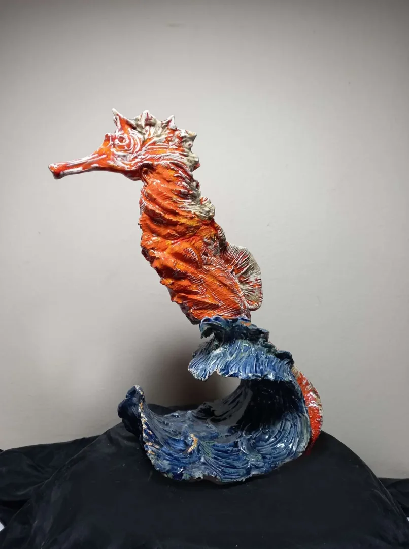 yakınlaştır "Poseidon deniz atı 1" eseri ORÇUN İLTER tarafından 2021 yılında 32x28x13 cm ölçülerinde Seramik elle şekillendirme 1200°C tekniği ile yapılmıştır.