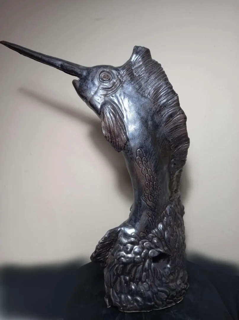 yakınlaştır "Kılıç balığı" eseri ORÇUN İLTER tarafından 2021 yılında 44x37x15 cm ölçülerinde Seramik elle şekillendirme 1200°C tekniği ile yapılmıştır.