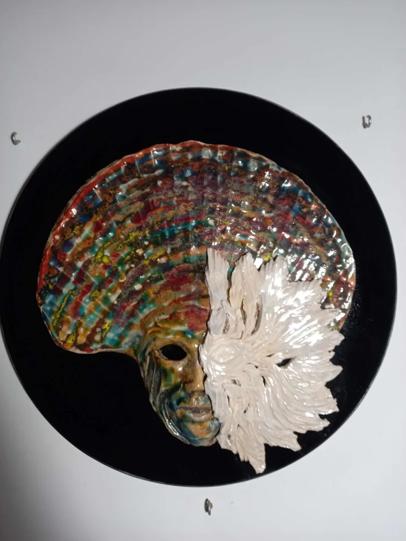 yakınlaştır "Doğu" eseri ORÇUN İLTER tarafından 45x45 cm ölçülerinde Seramik elle şekillendirme 1100°C tekniği ile yapılmıştır.