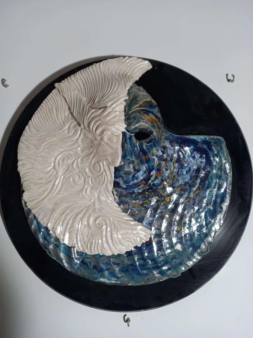 yakınlaştır "Batı" eseri ORÇUN İLTER tarafından 45x45 cm ölçülerinde Seramik elle şekillendirme 1100°C tekniği ile yapılmıştır.