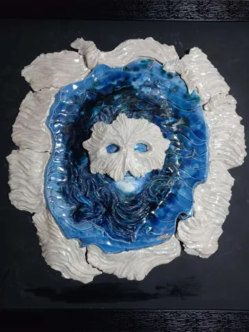 "Su Perileri-3" eseri ORÇUN İLTER tarafından 62x62 cm ölçülerinde Seramik elle şekillendirme 1100°C tekniği ile yapılmıştır.