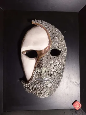 "Ay" eseri ORÇUN İLTER tarafından 50x40 cm ölçülerinde Seramik elle şekillendirme 1100°C tekniği ile yapılmıştır.