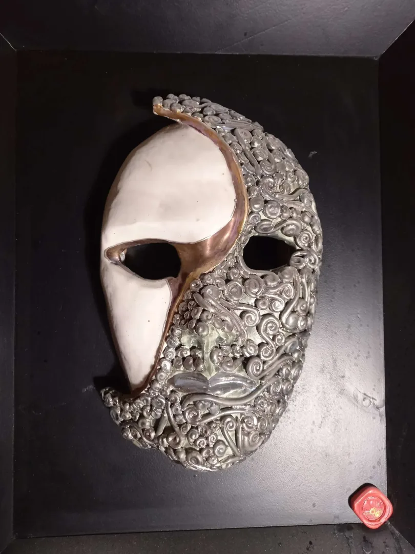 "Ay" eseri ORÇUN İLTER tarafından 50x40 cm ölçülerinde Seramik elle şekillendirme 1100°C tekniği ile yapılmıştır.